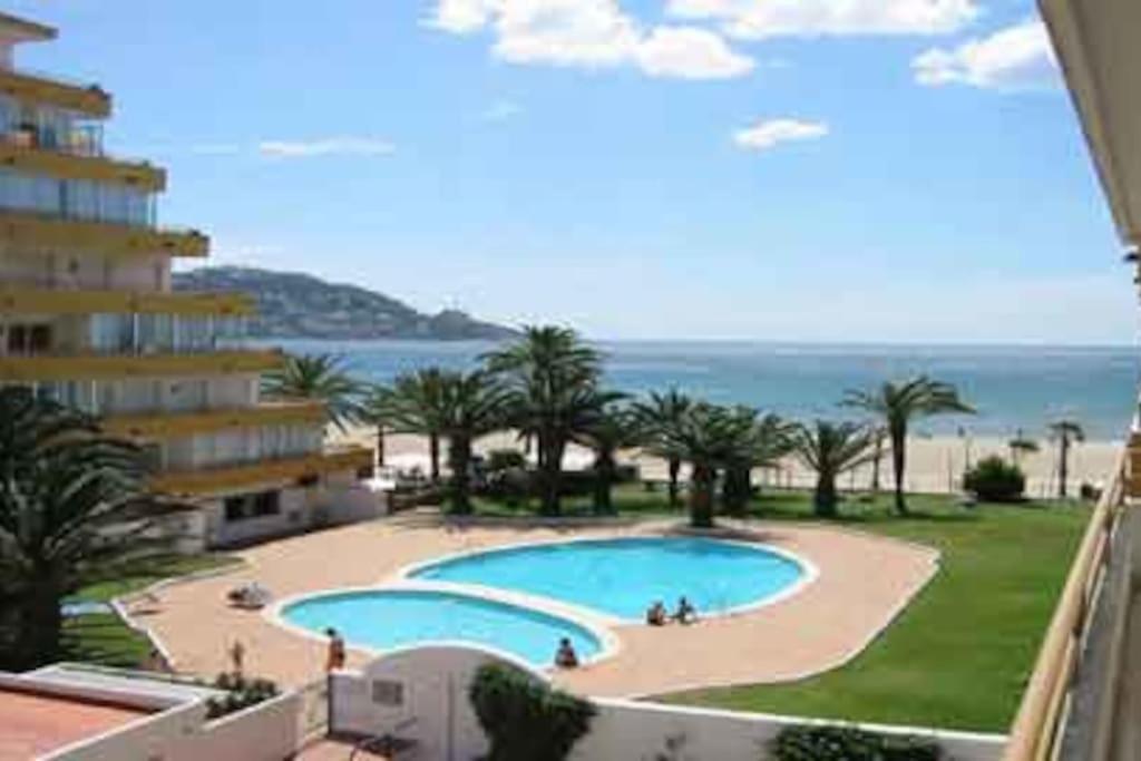 Beautiful Apartment In Front Of Beach, Pool, View Roses Exterior photo